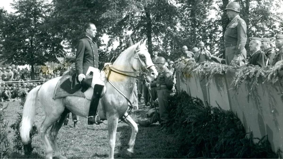 Алоис Подхайски, австрийский офицер и наездник, руководивший Испанской школой верховой езды в Вене с 1939 по 1964 год, проводит демонстрационную езду на липпицианском жеребце перед генералом Джорджем Паттоном и военнослужащими армии США в знак благодарности за помощь американских войск при возобновлении работы школы. Зальцбург, Австрия, 28 августа 1945 года. Фото: akg-images / Scanpix / LETA