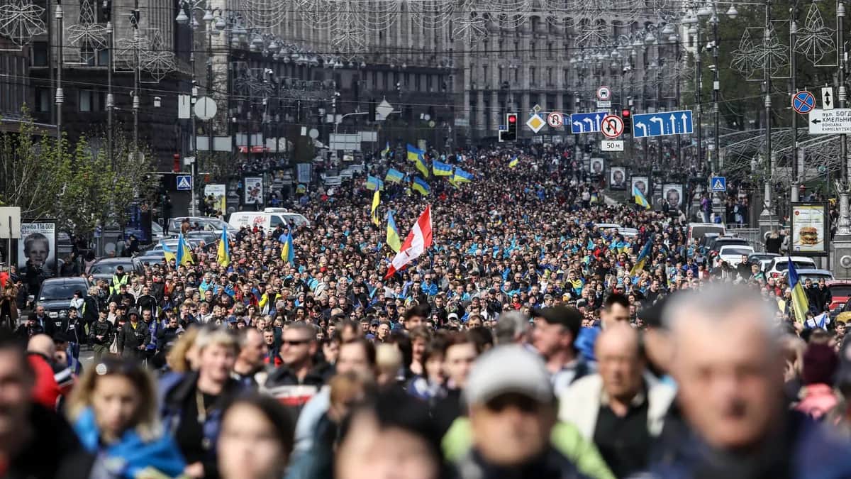 <span id="2ktbu88em">Supporters of Petro Poroshenko march ahead of presidential debate in downtown Kiev, Ukraine, 19 April 2019. Photo: EPA / OLEG PETRASYUK</span>