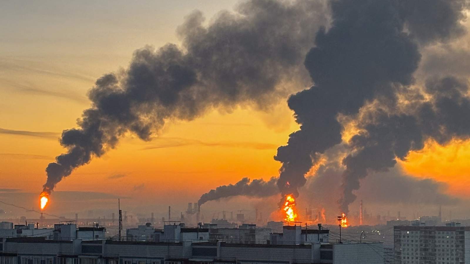 Клубы дыма поднимаются над нефтеперерабатывающим заводом после атаки украинских беспилотников. Москва. 20 сентября 2026 года. Фото: Reuters / Scanpix / LETA