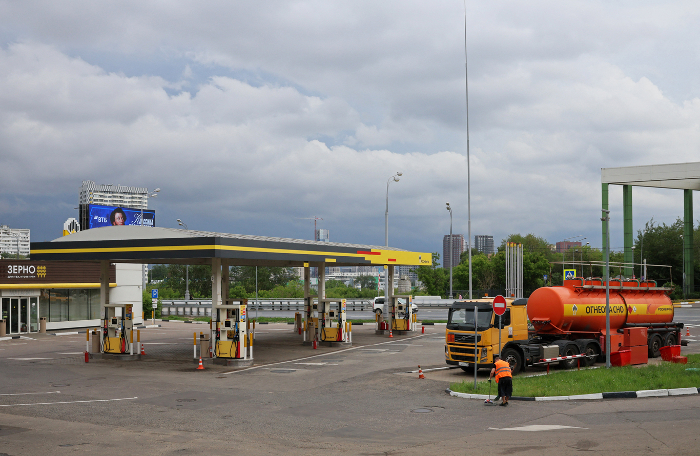 Бензовоз на автозаправочной станции «Роснефть» в Москве, 22 июня 2026 года. Фото: Reuters / Scanpix / LETA