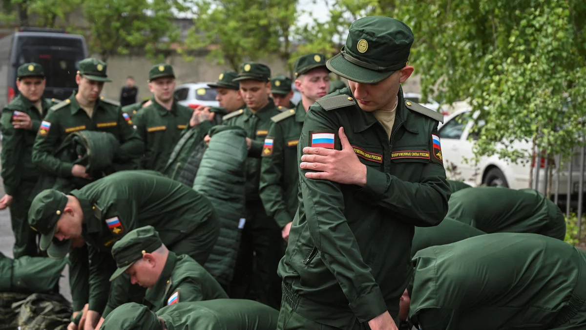 Призывники готовятся к отправке в части из призывного пункта, Батайск, Ростовская область, 16 мая 2024 года. Фото: Сергей Пивоваров / Reuters / Scanpix / LETA