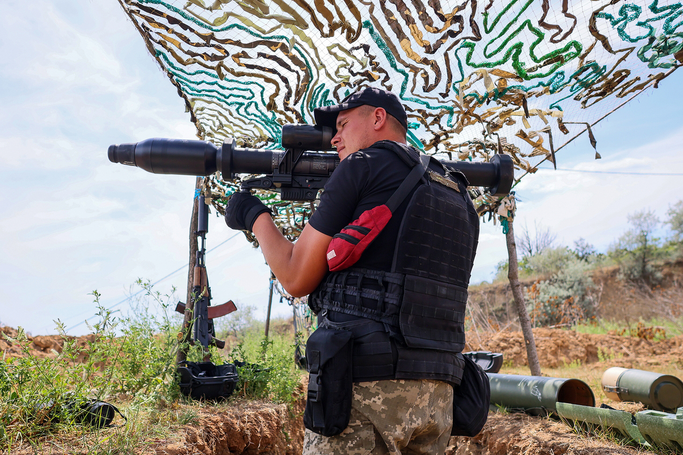 Солдат украинской армии с немецким гранатометом Panzerfaust 3 в окопах под Одессой. Украина. 28 июня 2022 года. Фото: Leszek Szymanski / EPA