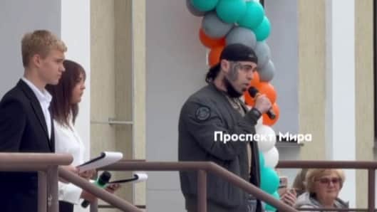 «Чтобы весь мир говорил на русском, изучайте автомат Калашникова». Участник войны выступил перед школьниками на линейке в Красноярске