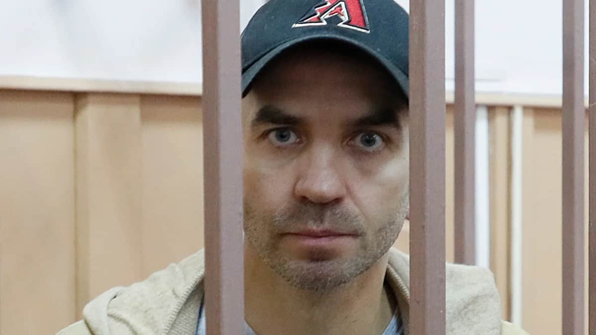 Бывший министр РФ по делам Открытого правительства Михаил Абызов перед началом заседания в Басманном районном суде Москвы, 27 марта 2019 года. Фото: Юрий Кочетков / EPA-EFE
