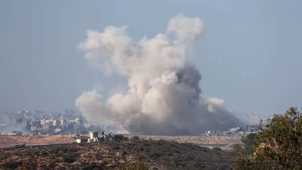Дым после израильского авиаудара по Бейт-Хануну на севере сектора Газа, вид со стороны Сдерота, Израиль, 01 декабря 2023 года. Фото: Atef Safadi / EPA-EFE