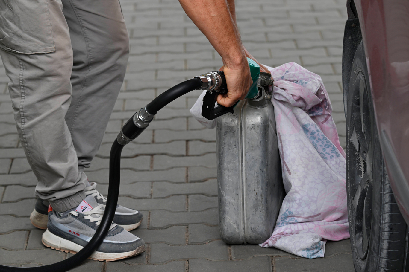 A man fills a jerry can with fuel at a gas station in Crimea, Ukraine, 25 September 2025. Photo: RIA Novosti / Sputnik / Imago Images / Scanpix / LETA