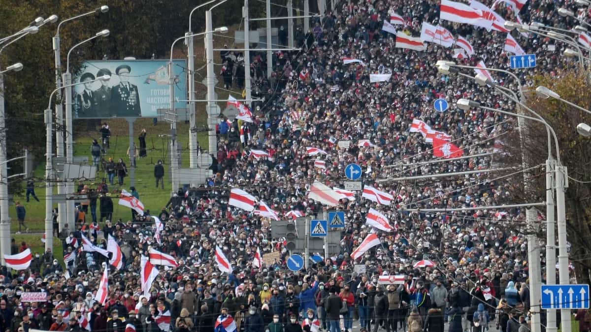 Protesters march during a rally to protest against the presidential election results in Minsk, Belarus, 18 October 2020. Photo: EPA-EFE