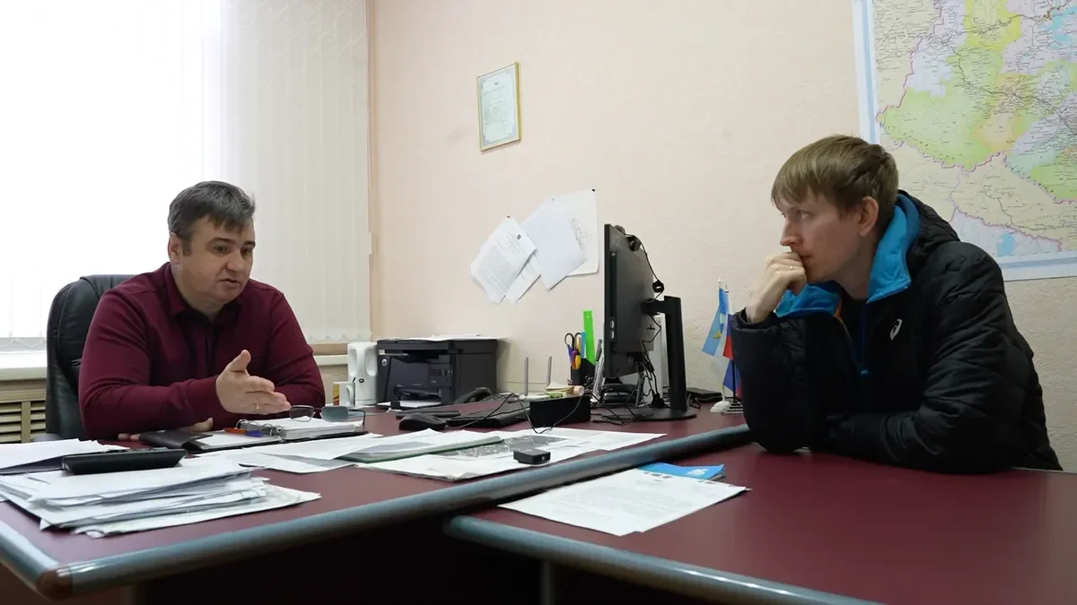 Deputy Mayor of Kazachinskoye-Lensky district Alexey Korotnev. A shot from the film “Firewood for the mobilised”
