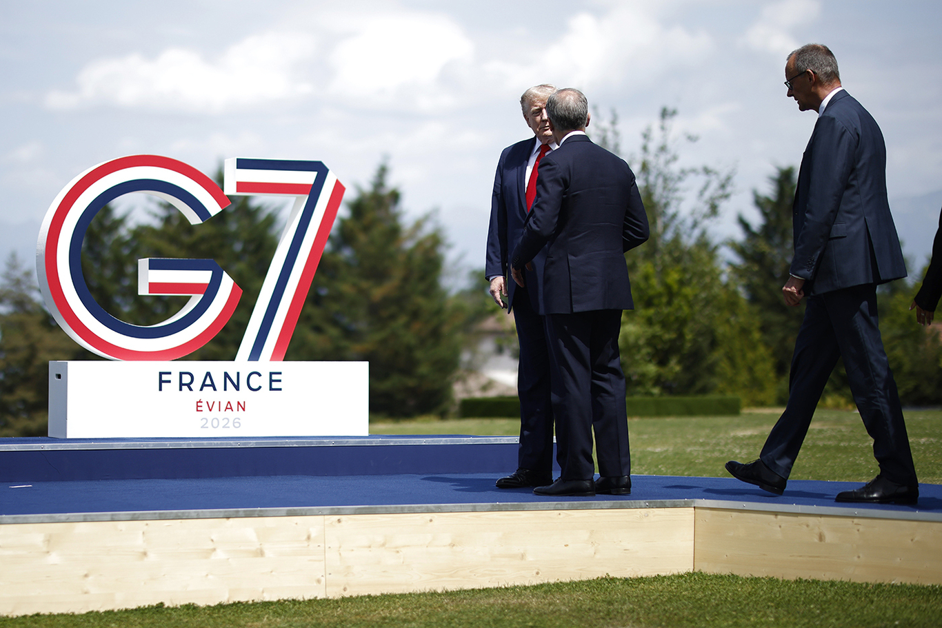 Президент США Дональд Трамп, премьер-министр Канады Марк Карни и канцлер Германии Фридрих Мерц прибывают в отель Royal во время саммита G7 в Эвиан-ле-Бен, Франция, 16 июня 2026 года. Фото: Thibault Camus / EPA