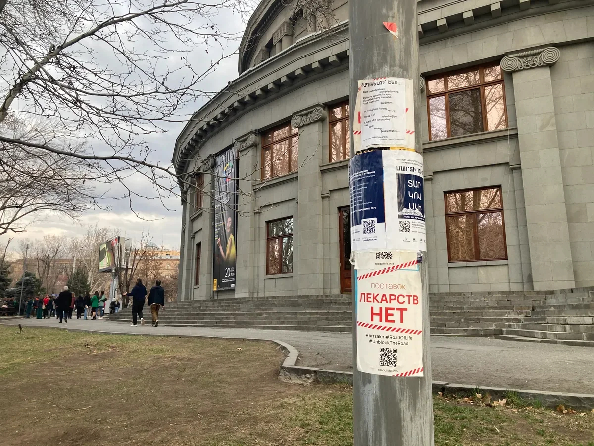 “No supply of medicine”. A sign raising awareness about the situation in Artsakh. Yerevan. Photo: Irina Tumakova, exclusively for Novaya Gazeta Europe