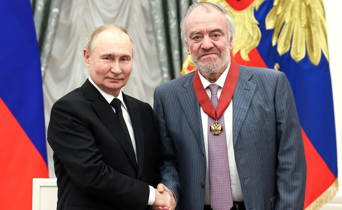 Vladimir Putin hands Gergiev an award for services to the fatherland, 30 May 2024. Photo: Valery Sharifulin / TASS / Kremlin