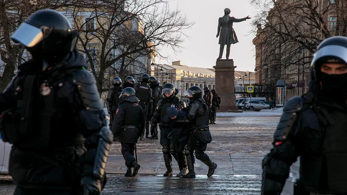 Российские силовики задерживают протестующего против войны. Памятник Пушкину на площади Искусств в Санкт-петербурге, Россия, март 2022. Фото: Дмитрий Цыганов