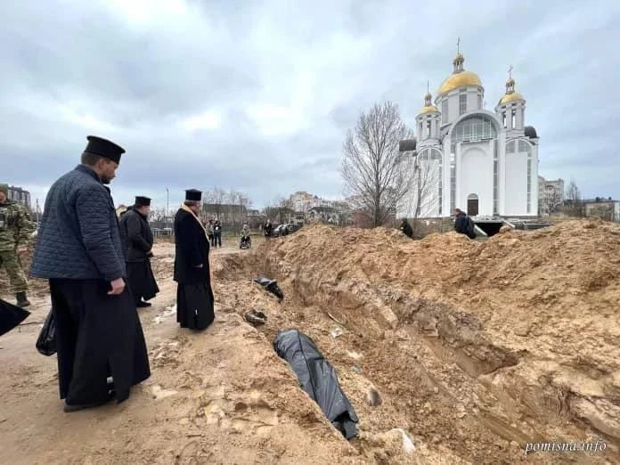 Братская могила возле храма Андрея Первозванного в Буче. Фото: Анатолий Федорук / Facebook