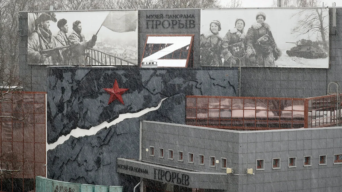 В Эрмитаже — агитпоезда, в Зарядье — растения из зоны оккупации, амбассадор Русского музея — певец Шаман