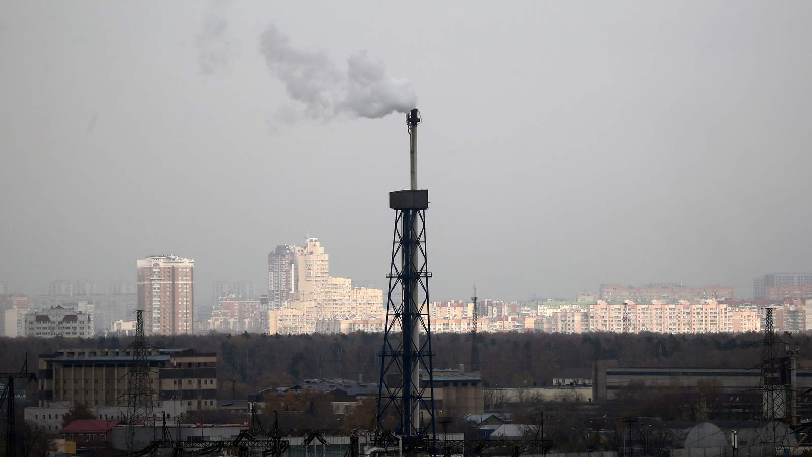 Вид на Московский НПЗ. Фото: Фото: Maxim Shipenkov / EPA