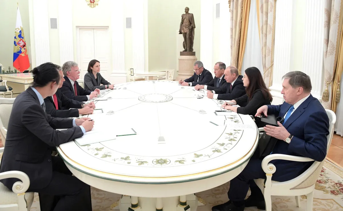 Фиона Хилл (слева) на встрече Президента России Владимира Путина с советником Президента США по национальной безопасности Джоном Болтоном.Москва, Кремль, 27 июня 2018 года. Фото: Wikimedia Commons , Kremlin.ru, CC BY 4.0