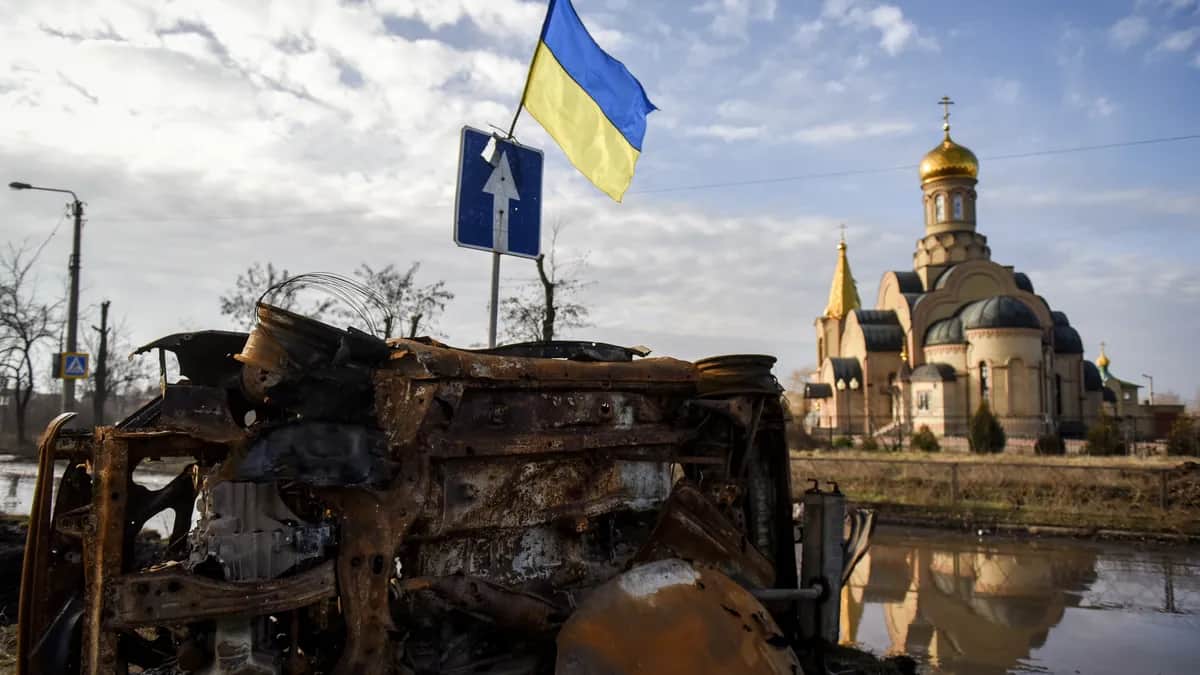 A Ukrainian flag flies in Bakhmut, in eastern Ukraine’s Donetsk region, before Russian forces finally captured the town, 19 January 2023. Photo: EPA-EFE / OLEG PETRASYUK