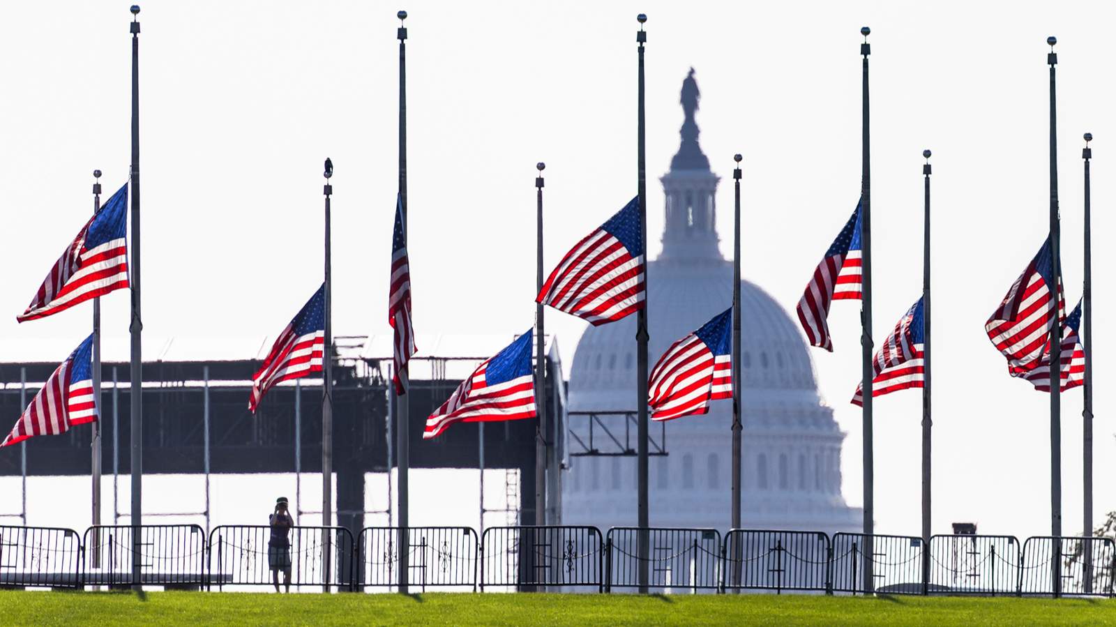 Приспущенные флаги США у Монумента Вашингтона после смерти сенатора Линдси Грэма, округ Колумбия, США, 13 июля 2026 года. Фото: Jim Lo Scalzo / EPA<br>