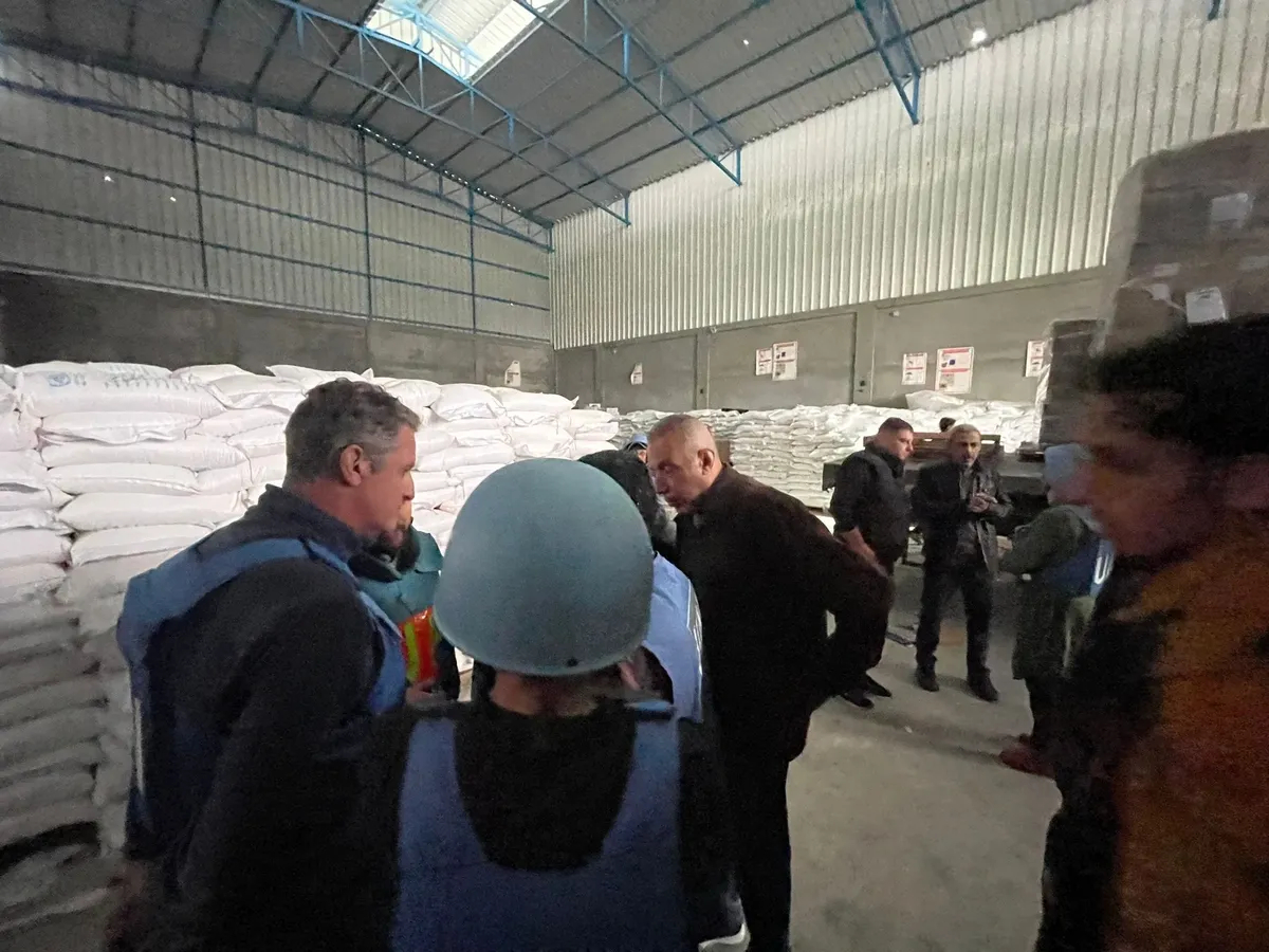 Директор по делам БАПОР в Газе Томас Уайт в распределительном центре БАПОР на севере Газы. Фото: БАПОР