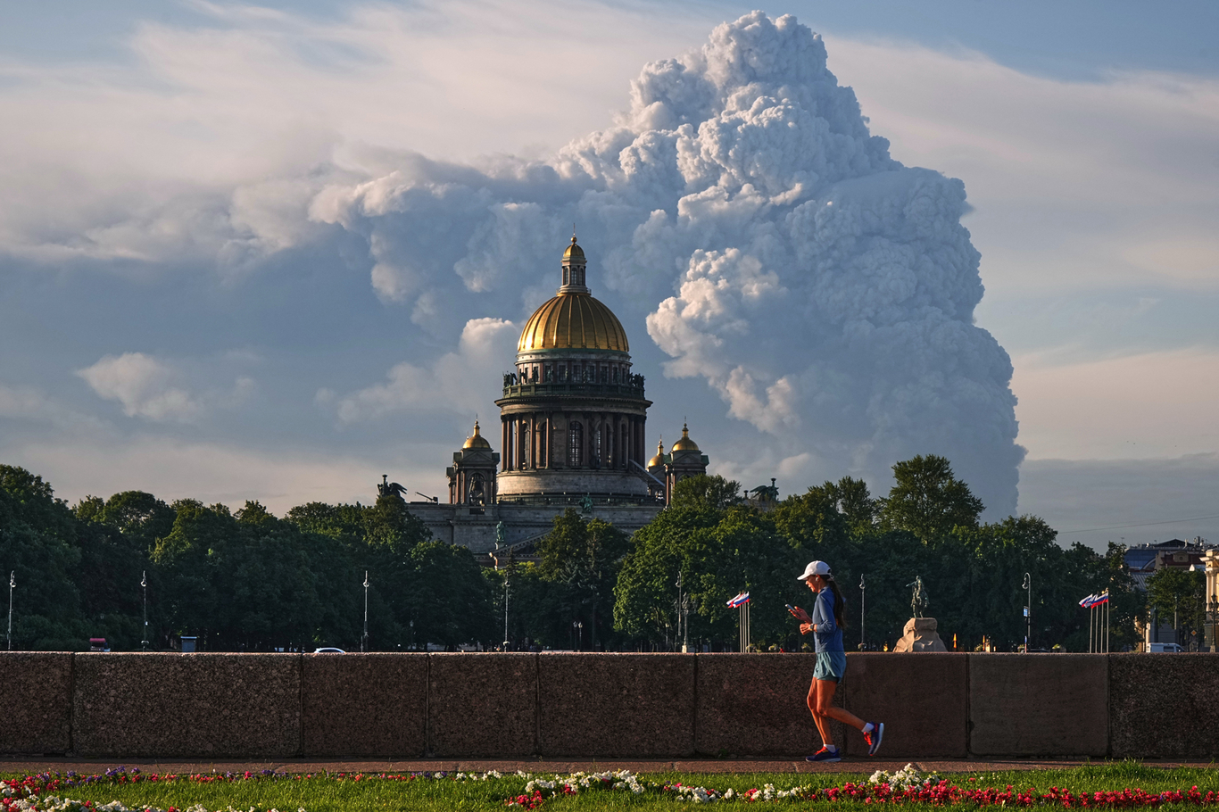 Дым после атаки украинского беспилотника на склад Wildberries. Санкт-Петербург, 24 июля 2026 года. Фото: AP / Scanpix / LETA