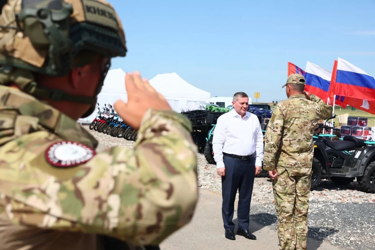 Андрей Бочаров с российскими военнослужащими. Фото: администрация Волгоградской области / VK