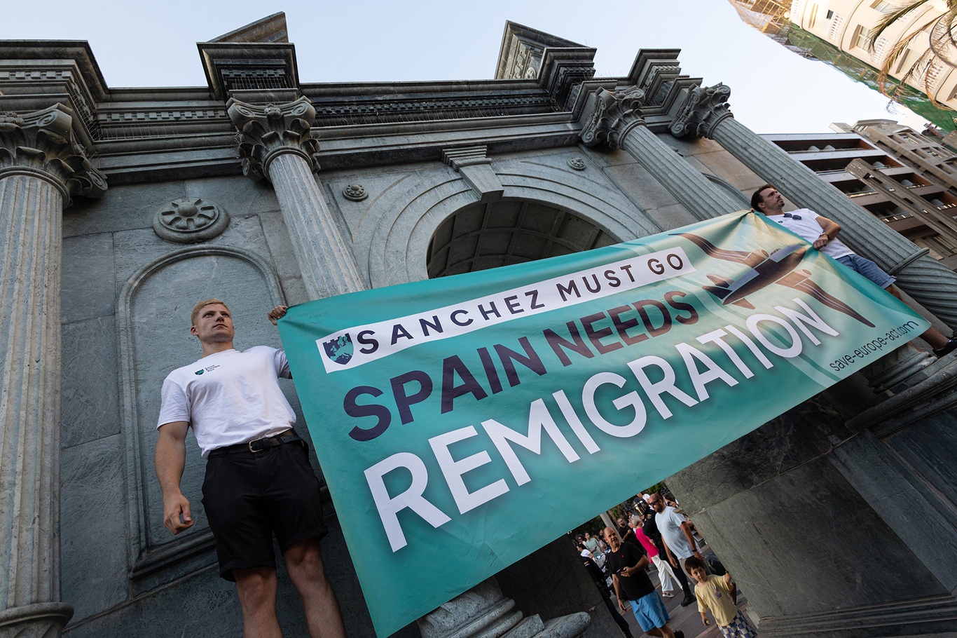 Приехавшие из Германии участники правопопулистской кампании Save Europe Act развернули плакат с требованиями отставки Педро Санчеса и проведения «ремиграции». Сеута, 2 августа 2026 года.