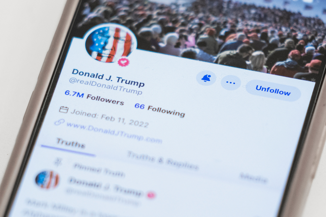 Аккаунт Дональда Трампа в социальной сети Truth Social на экране мобильного устройства, 20 марта 2024 года. Фото: John Minchillo / AP / Scanpix / LETA