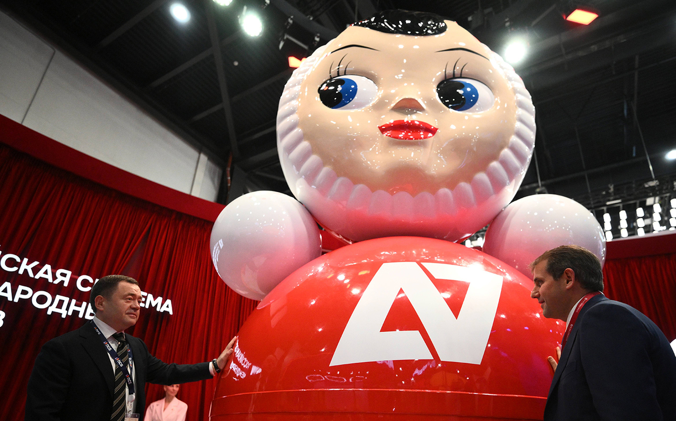 Стенд платежного сервиса A7 payments в Конгрессно-выставочном центре «Экспофорум». Петр Фрадков и председатель правления Банка Промсвязьбанк Илан Шор, генеральный директор A7, 3 июня 2026 года. Фото: Владимир Астапкович / Sputnik / Scanpix / LETA