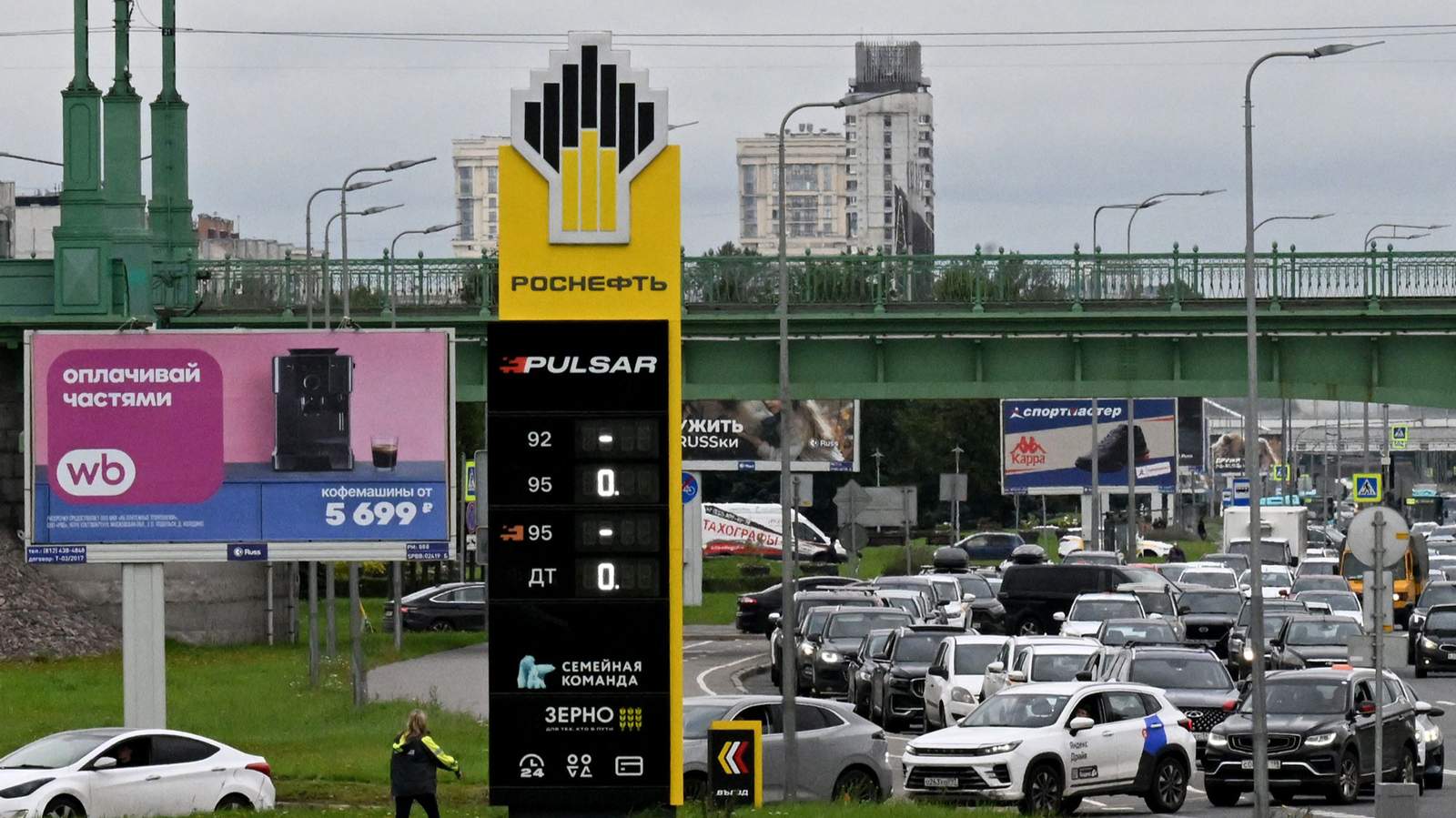 Очередь из автомобилей на заправке. Санкт-Петербург. 11 сентября 2026 года. Фото: Ольга Мальцева / AFP / Scanpix / LETA