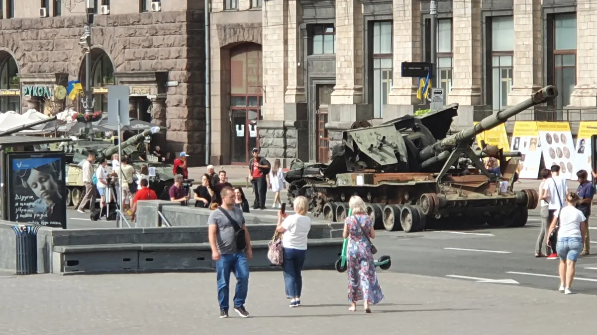 Сожженная российская военная техника на Крещатике — там, где Путин собирался провести парад. Киев, 24 августа 2022 г. Фото: Йенс Альструп, специально для «Новой газеты. Европа»