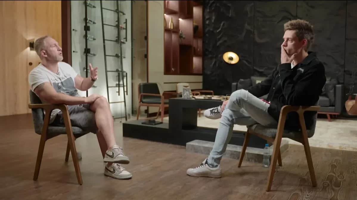 Oskar Kuchera and Yury Dud. Screenshot taken from a video